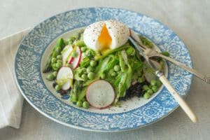 Poached egg salad with vegetables