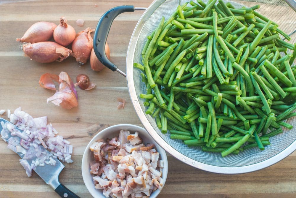 Chopped bacon and shallots with green beans