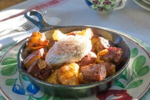 Skillet breakfast with egg and potatoes